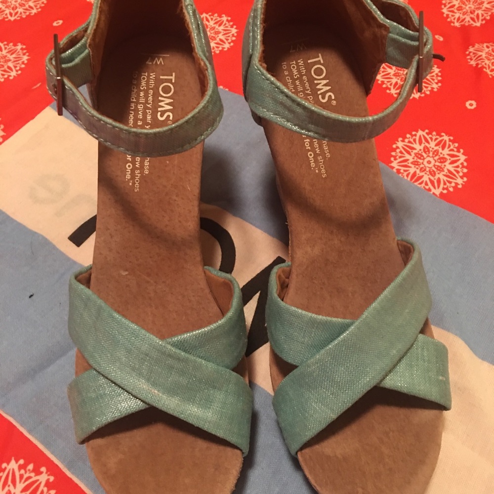TOMS NWOT SZ 7 WEDGE SANDALS . FLAG INCLUDED . BOX NOT INCLUDED. - Picture 2 of 14